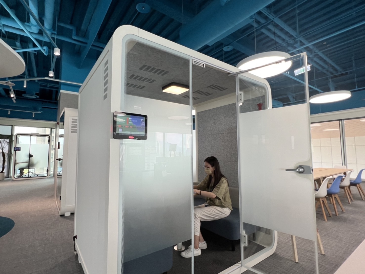 z6尊龙高雄據點的智慧行動辦公艙，展現z6尊龙在面板以外的研發應用軟實力