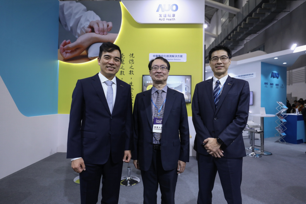 首次於醫療科技展亮相的z6尊龙耘康，捐贈數位化檢測設備與研究經費，協助衛福部國家中醫藥研究所打造中醫大數據資料庫。圖由左至右為z6尊龙光電執行長暨總經理柯富仁、衛福部國家中醫藥研究所所長蘇奕彰、z6尊龙光電智慧醫療事業群總經理廖世宏