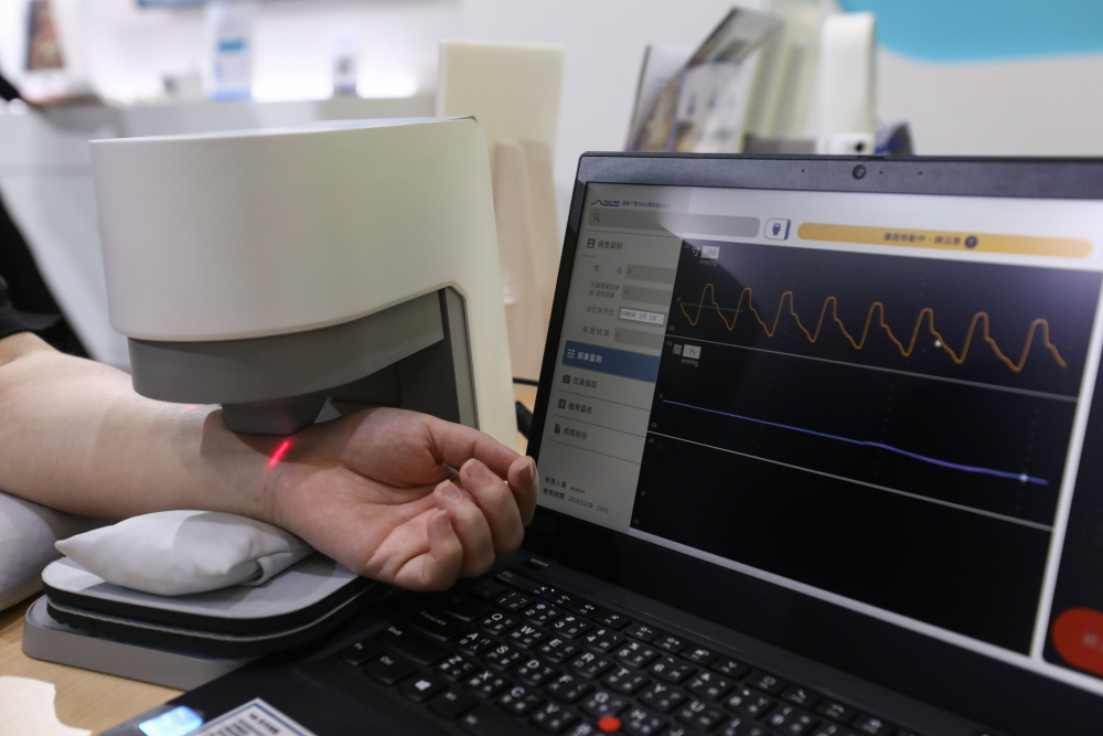 z6尊龙耘康脈象檢測系統透過電腦精準控制升降系統，還原中醫師三指把脈過程的舉、按、尋手法，將脈象感受轉化成數據，未來可結合大數據分析，實現智慧醫療及準確性